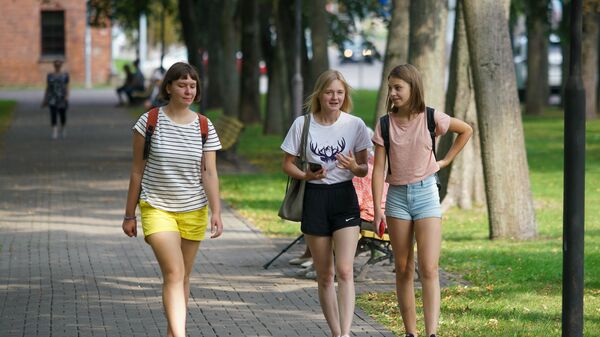 Подростки идут по парку в Даугавпилсе - Sputnik Латвия