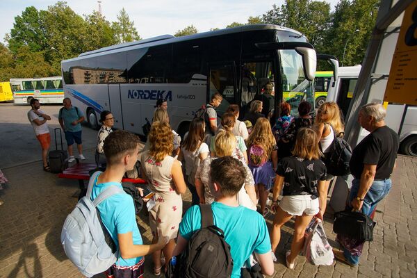 Дорогая дорога до Даугавпилса: пассажиры рады Lux Express, государство - нет Дорогая дорога до Даугавпилса: пассажиры рады Lux Express, государство - нет - Sputnik Латвия