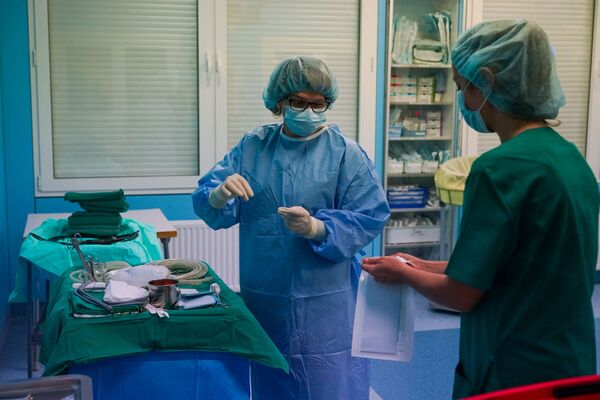 Medicīnas māsas gatavo materiālus operācijai Daugavpils reģionālajā slimnīcā Medicīnas māsas gatavo materiālus operācijai Daugavpils reģionālajā slimnīcā - Sputnik Latvija