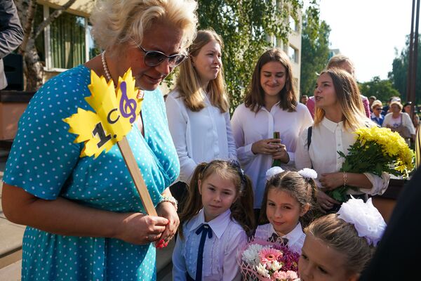 День знаний в Рижской средней школе №88 - Sputnik Латвия