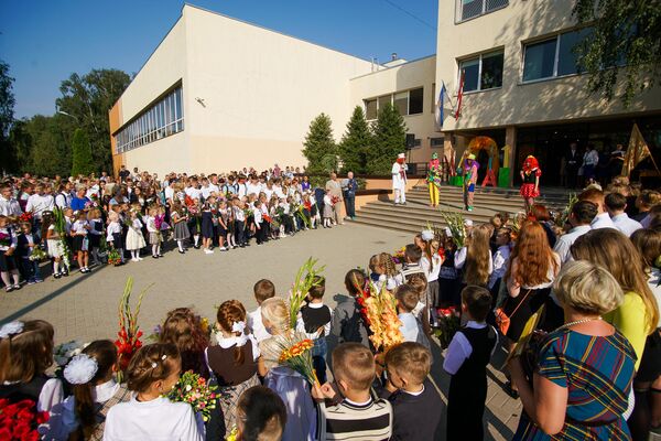 День знаний в Рижской средней школе №88 День знаний в Рижской средней школе №88 - Sputnik Латвия
