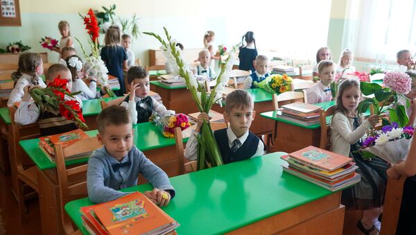 День знаний в Рижской средней школе №88. Первый класс - Sputnik Латвия