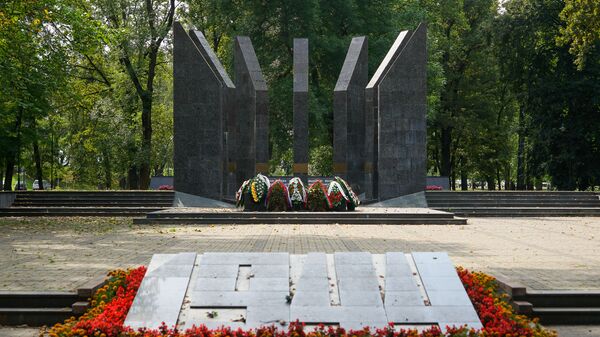 Мемориал воинам-освободителям Даугавпилса в парке Дубровина - Sputnik Латвия