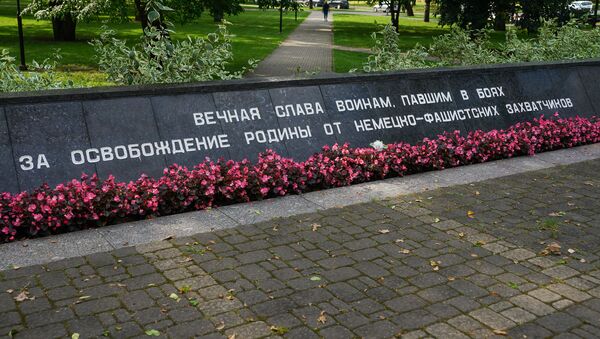 Мемориал воинам-освободителям Даугавпилса в Парке Дубровина - Sputnik Latvija