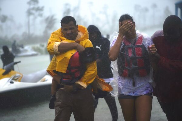 Эвакуация семей из Фрипорта после прохождения урагана Дориан над Багамскими островами - Sputnik Латвия