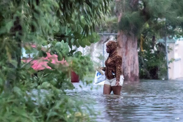 Женщина идет по затопленной в результате урагана Дориан улице в Нассау, Багамы - Sputnik Латвия