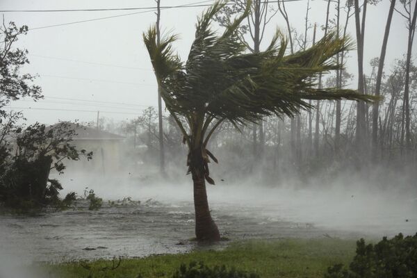 Дорога, затопленная во время прохождения урагана Дориан во Фрипорте, Багамы - Sputnik Латвия