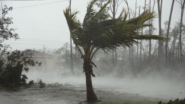 Дорога, затопленная во время прохождения урагана Дориан во Фрипорте, Багамы - Sputnik Latvija