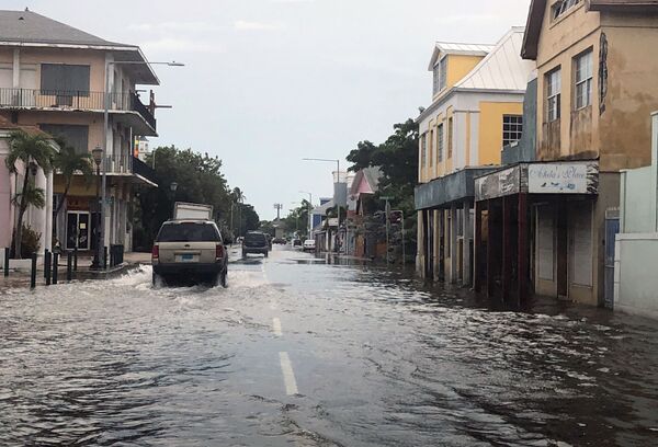 Вид на улицу в центре багамского города Нассау, затопленную из-за урагана Дориан - Sputnik Латвия