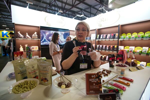 Riga Food удивляет: черный чеснок, угощения с базы НАТО и розовый шоколад Riga Food удивляет: черный чеснок, угощения с базы НАТО и розовый шоколад - Sputnik Латвия