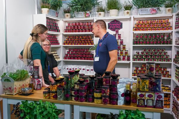 Riga Food удивляет: черный чеснок, угощения с базы НАТО и розовый шоколад Riga Food удивляет: черный чеснок, угощения с базы НАТО и розовый шоколад - Sputnik Латвия