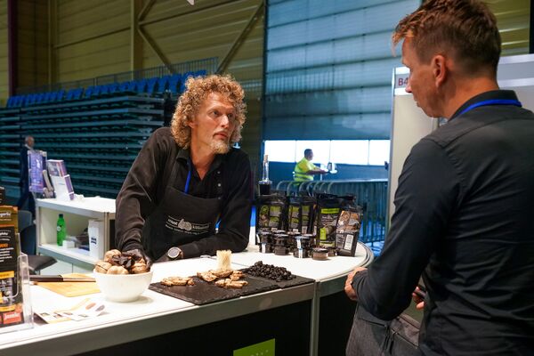 Riga Food удивляет: черный чеснок, угощения с базы НАТО и розовый шоколад Riga Food удивляет: черный чеснок, угощения с базы НАТО и розовый шоколад - Sputnik Латвия