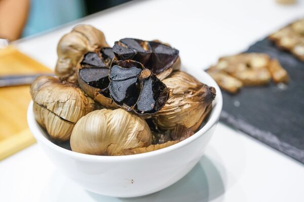 Riga Food удивляет: черный чеснок, угощения с базы НАТО и розовый шоколад Riga Food удивляет: черный чеснок, угощения с базы НАТО и розовый шоколад - Sputnik Латвия