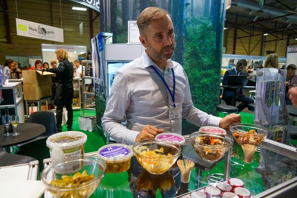 Riga Food удивляет: черный чеснок, угощения с базы НАТО и розовый шоколад Riga Food удивляет: черный чеснок, угощения с базы НАТО и розовый шоколад - Sputnik Латвия