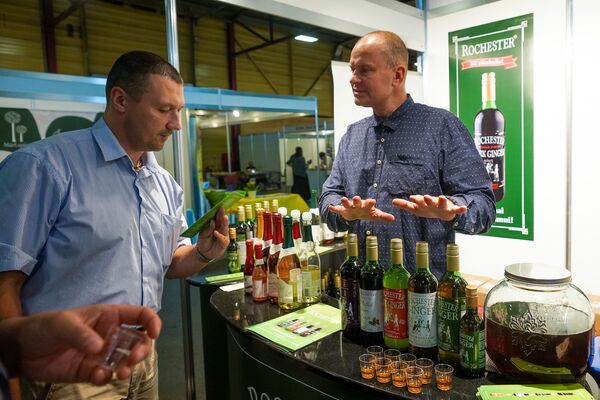 Riga Food удивляет: черный чеснок, угощения с базы НАТО и розовый шоколад Riga Food удивляет: черный чеснок, угощения с базы НАТО и розовый шоколад - Sputnik Латвия