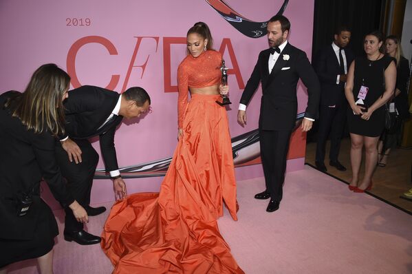 Актриса и певица Дженнифер Лопес на церемонии вручения CFDA Fashion Awards Актриса и певица Дженнифер Лопес на церемонии вручения CFDA Fashion Awards - Sputnik Латвия