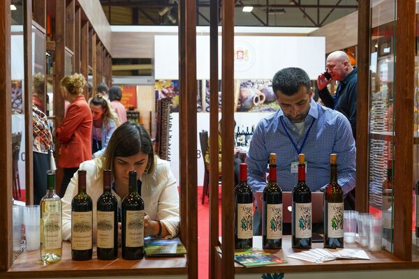 На стенде Грузии скучают производители вин - Sputnik Латвия