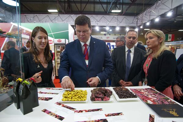 Министр земледелия Каспарс Герхардс дегустирует латвийский шоколад - Sputnik Латвия