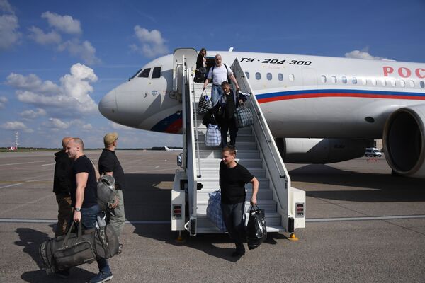 Между Россией и Украиной тает лед? Во Внуково прилетел борт с освобожденными россиянами Между Россией и Украиной тает лед? Во Внуково прилетел борт с освобожденными россиянами - Sputnik Латвия