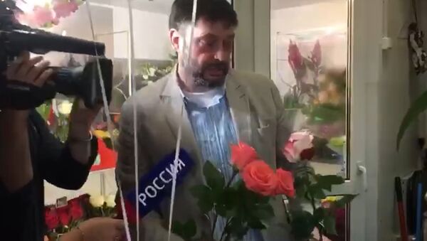 Кирилл Вышинский купил цветы маме, жене и Татьяне Москальковой - Sputnik Латвия