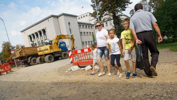 Семья переходит ремонтируемую улицу в Даугавпилсе - Sputnik Латвия