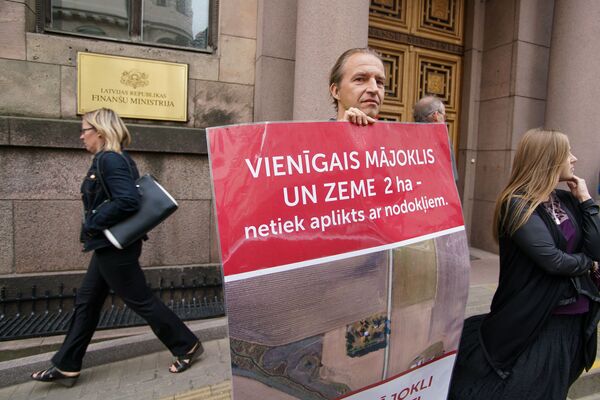 Rokas nost no manām mājām! Latvijas iedzīvotāji pieprasa atcelt NĪN vienīgajam mājoklim Rokas nost no manām mājām! Latvijas iedzīvotāji pieprasa atcelt NĪN vienīgajam mājoklim - Sputnik Latvija
