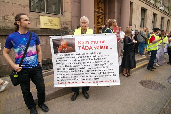 Rokas nost no manām mājām! Latvijas iedzīvotāji pieprasa atcelt NĪN vienīgajam mājoklim Rokas nost no manām mājām! Latvijas iedzīvotāji pieprasa atcelt NĪN vienīgajam mājoklim - Sputnik Latvija
