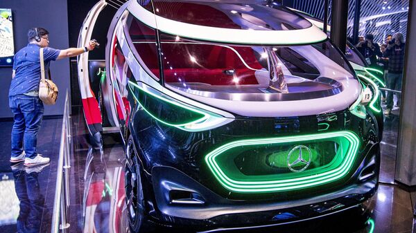 Посетитель фотографирует концепт-кар Mercedes Vision Urbanatic на международном автомобильном салоне во Франкфурте - Sputnik Латвия