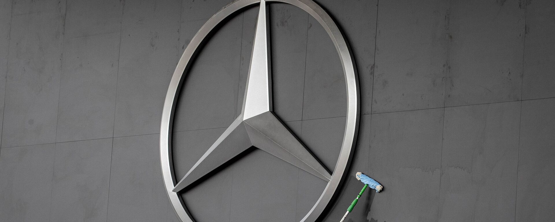 Работник протирает логотип Mercedes на автосалоне IAA во Франкфурте, Германия - Sputnik Латвия, 1920, 19.11.2021