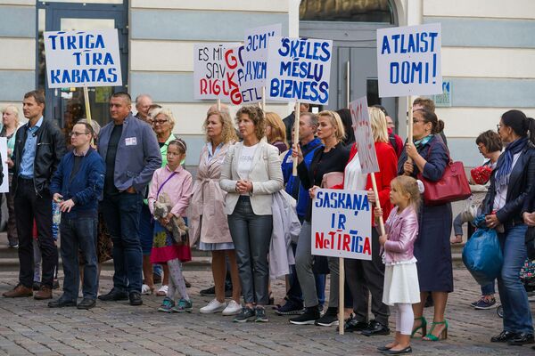 Оттащить от мусора олигархов: у здания Рижской думы прошел пикет Оттащить от мусора олигархов: у здания Рижской думы прошел пикет - Sputnik Латвия