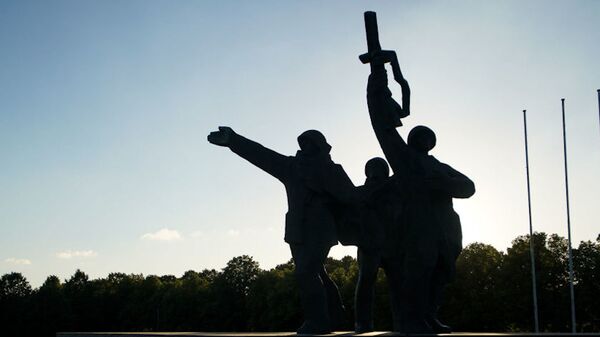 Гилис: Домбрава не различает памятник и кебабные, не латышское - уничтожить Гилис: Домбрава не различает памятник и кебабные, не латышское - уничтожить - Sputnik Латвия