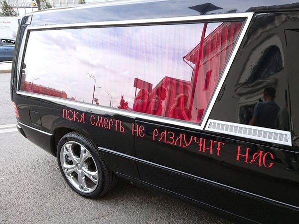 Надпись Пока смерть не разлучит нас на свадебном автомобиле режиссера Константина Богомолова и телеведущей Ксении Собчак на Зубовском бульваре (13 сентября 2019). Москвa Надпись Пока смерть не разлучит нас на свадебном автомобиле режиссера Константина Богомолова и телеведущей Ксении Собчак на Зубовском бульваре (13 сентября 2019). Москвa - Sputnik Латвия