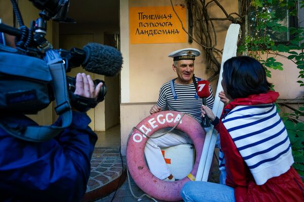 Прием больных у Ландесмана: Рига устроила очередную безумную одесскую вечеринку Прием больных у Ландесмана: Рига устроила очередную безумную одесскую вечеринку - Sputnik Латвия