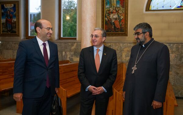 Министр иностранных дел Армении Зограб Мнацаканян посетил церковь Святого Григория Просветителя в Риге - Sputnik Латвия