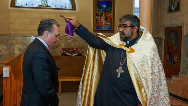 Министр иностранных дел Армении Зограб Мнацаканян посетил церковь Святого Григория Просветителя в Риге - Sputnik Латвия
