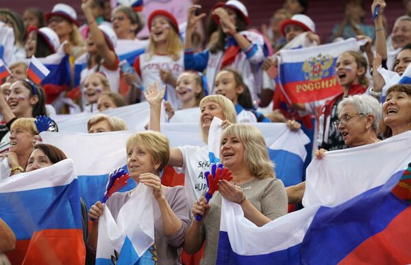 Болельщики российской сборной на чемпионате мира по художественной гимнастике в Баку Болельщики российской сборной на чемпионате мира по художественной гимнастике в Баку - Sputnik Латвия