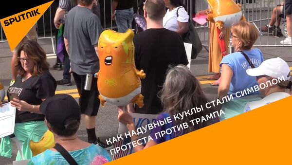 Как надувные куклы стали символом протеста против Трампа - Sputnik Латвия