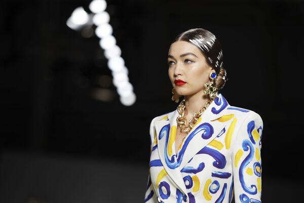 Модель Джиджи Хадид в наряде из коллекции бренда Moschino на Неделе моды в Милане - Sputnik Латвия