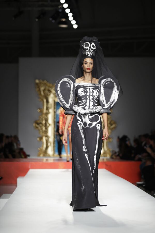 Модель в наряде из коллекции бренда Moschino на Неделе моды в Милане - Sputnik Латвия