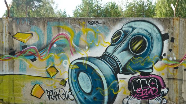 Работа граффера на заборе в Вецмилгрависе - Sputnik Латвия