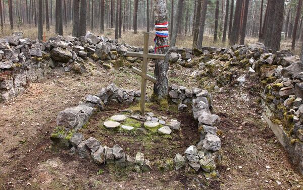 Крест около символической могилы посреди развалин часовни - Sputnik Латвия