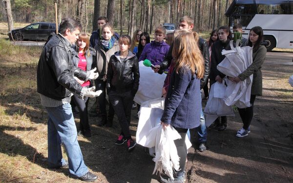 Игорь Гусев рассказывает о Гарнизонном кладбище участникам организации 9 мая - Sputnik Латвия
