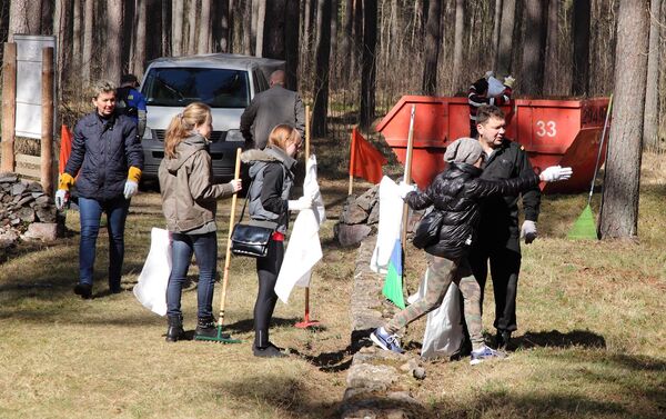 Субботник собрал защитников Гарнизонного кладбища - Sputnik Латвия