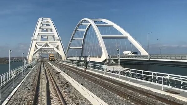 Российские журналисты впервые проехали на поезде по Крымскому мосту - Sputnik Latvija