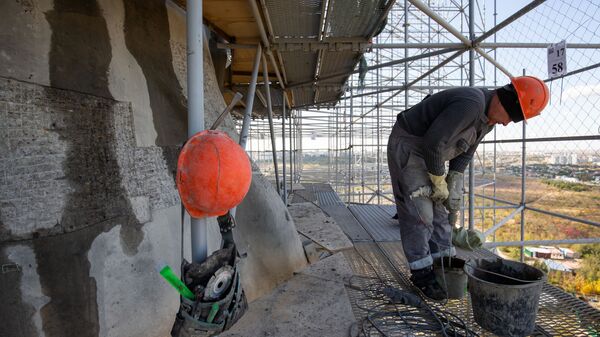 Рабочий во время реставрации монумента Родина-мать зовет! в Волгограде - Sputnik Латвия