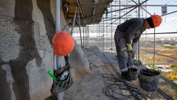 Рабочий во время реставрации монумента Родина-мать зовет! в Волгограде - Sputnik Латвия