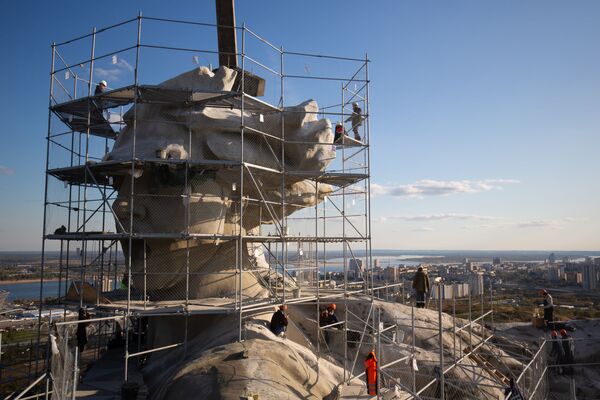 Реставрация монумента Родина-мать зовет в Волгограде - Sputnik Латвия