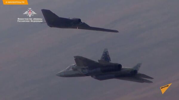 Русское оружие: первый серийный Су-57 и ведомый Охотник Русское оружие: первый серийный Су-57 и ведомый Охотник - Sputnik Латвия