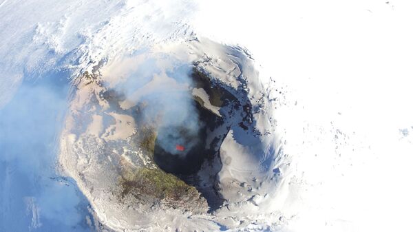 Вид на кратер вулкана Вильяррика в Чили - Sputnik Latvija