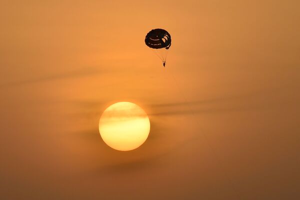 Парасейлинг на закате в Дубае - Sputnik Латвия